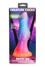 Leuchtender Alien-Dildo im Dunkeln