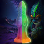 Leuchtender Alien-Dildo im Dunkeln
