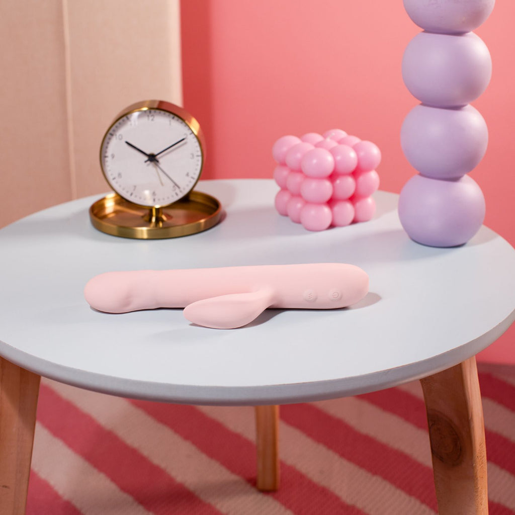 Good Vibes Only - Thrusting Vibrator mit Klitoris-Stimulator - Shai - Rosa